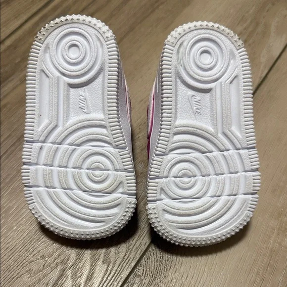 Nike Toddler Sneakers in Pink and White 4C. Worn once! Like new! - Picture 4 of 9